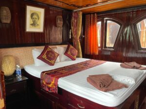 cat ba jonque private boat Halong Bay-cabin double