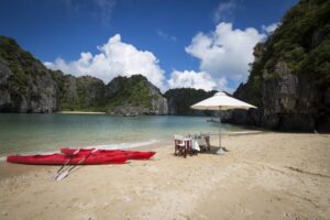 halong-bay-luxury-cruise-beach-bbq-dragon-legend_6_2017_01-768x512